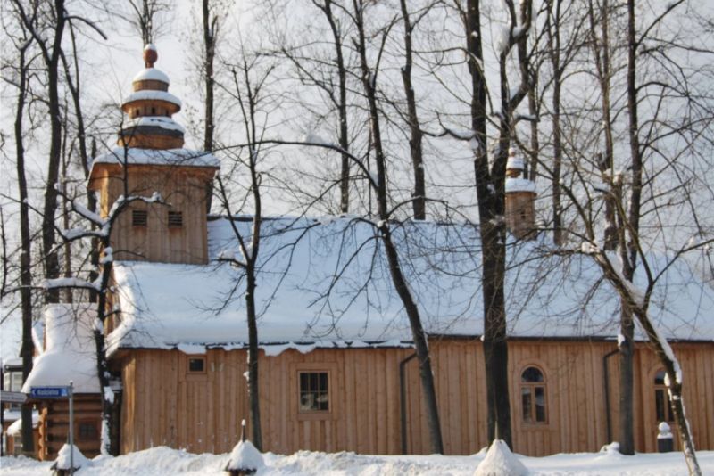 Cemetery at Pęksowy Brzyzek and the old church